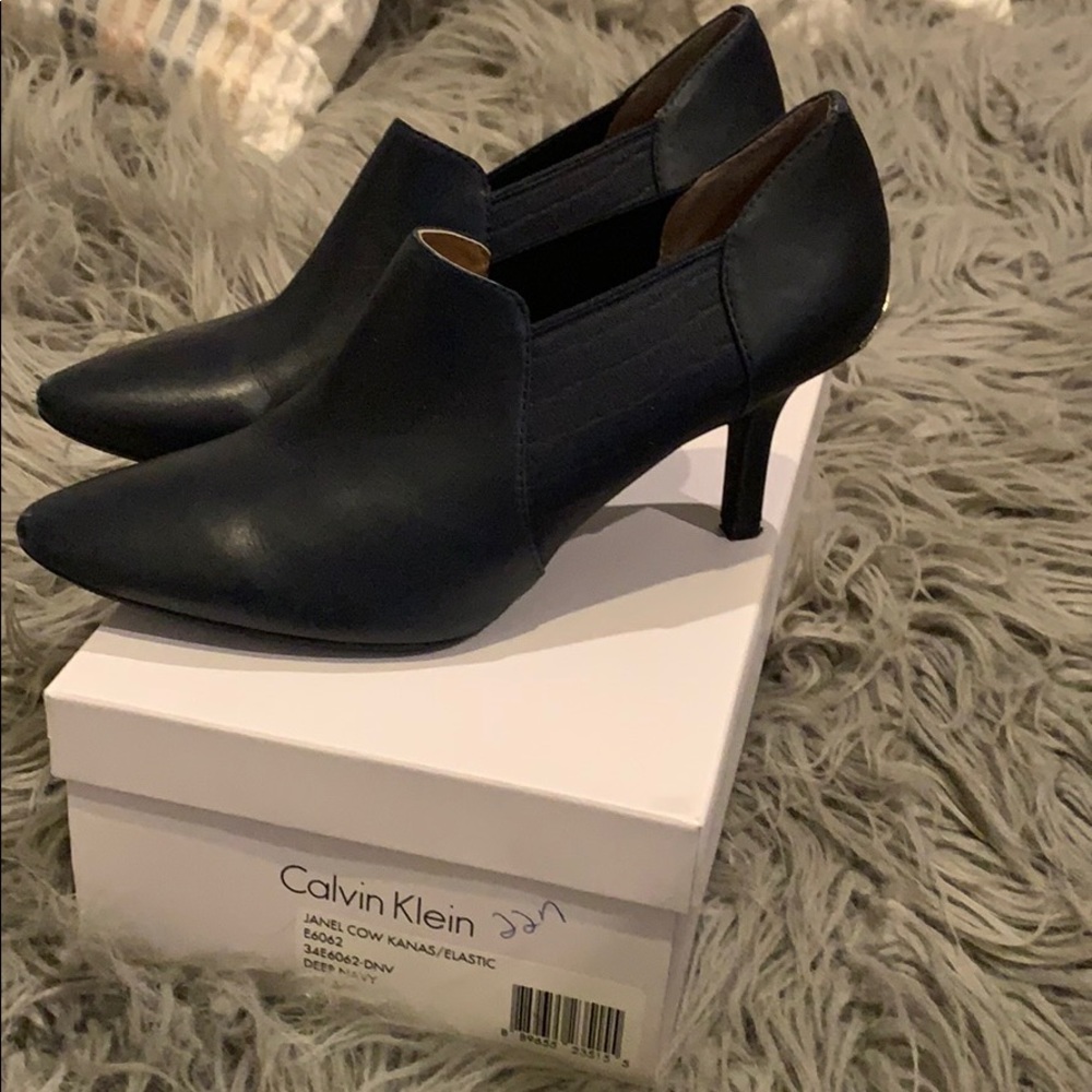 Calvin Klein woman shoes navy color size 9M.